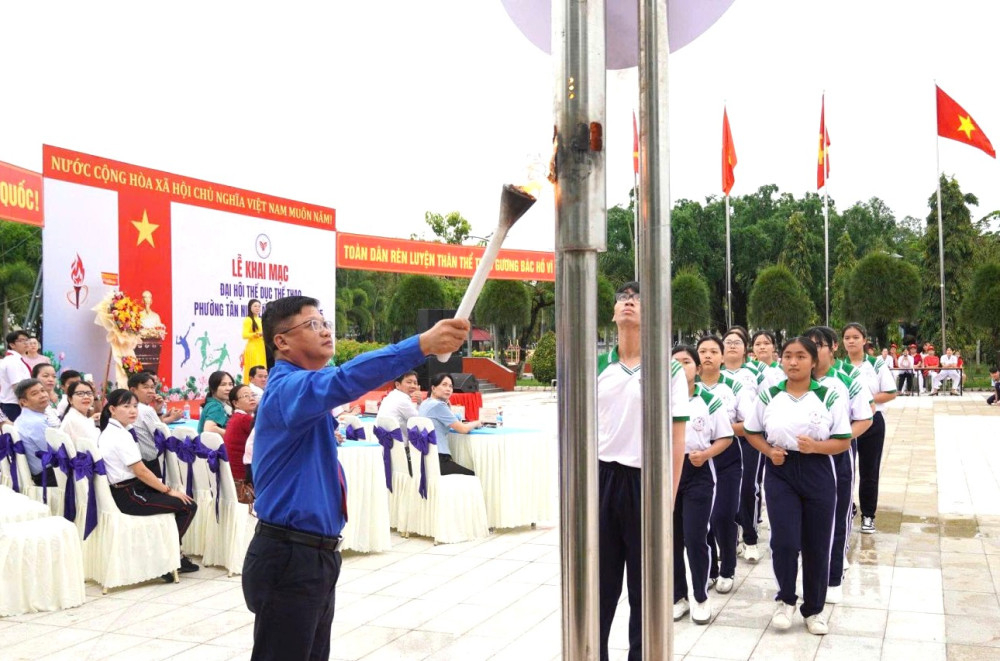 Ủy viên Ban Thường vụ Tỉnh ủy, Bí thư Đảng ủy, Chủ tịch HĐND phường Lê Minh Thế thực hiện nghi thức thắp đuốc truyền thống