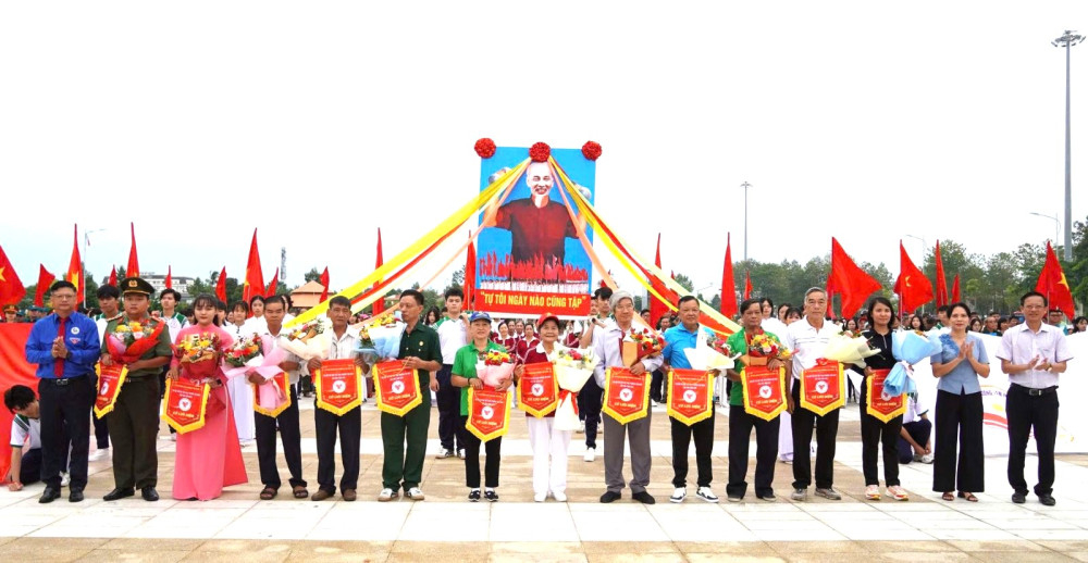 Đại biểu lãnh đạo tặng hoa và cờ lưu niệm cho các đội tham gia thi đấu tại Đại hội