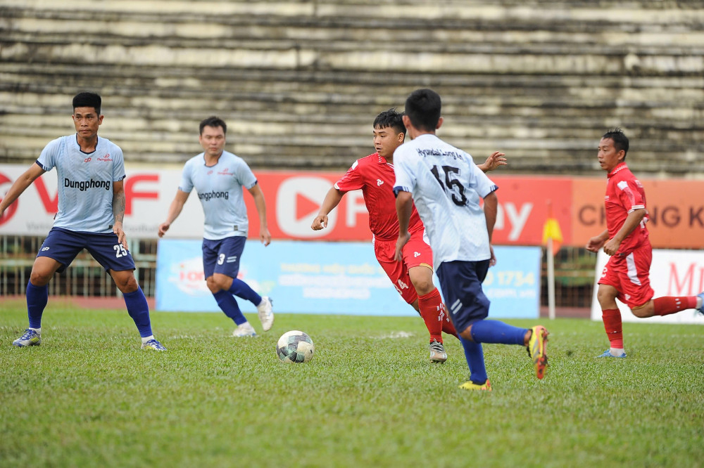 Viettel Tây Ninh (áo đỏ) nỗ lực vượt qua hàng thủ chắc chắn của Dũng Phong FC trong hiệp thứ nhất
