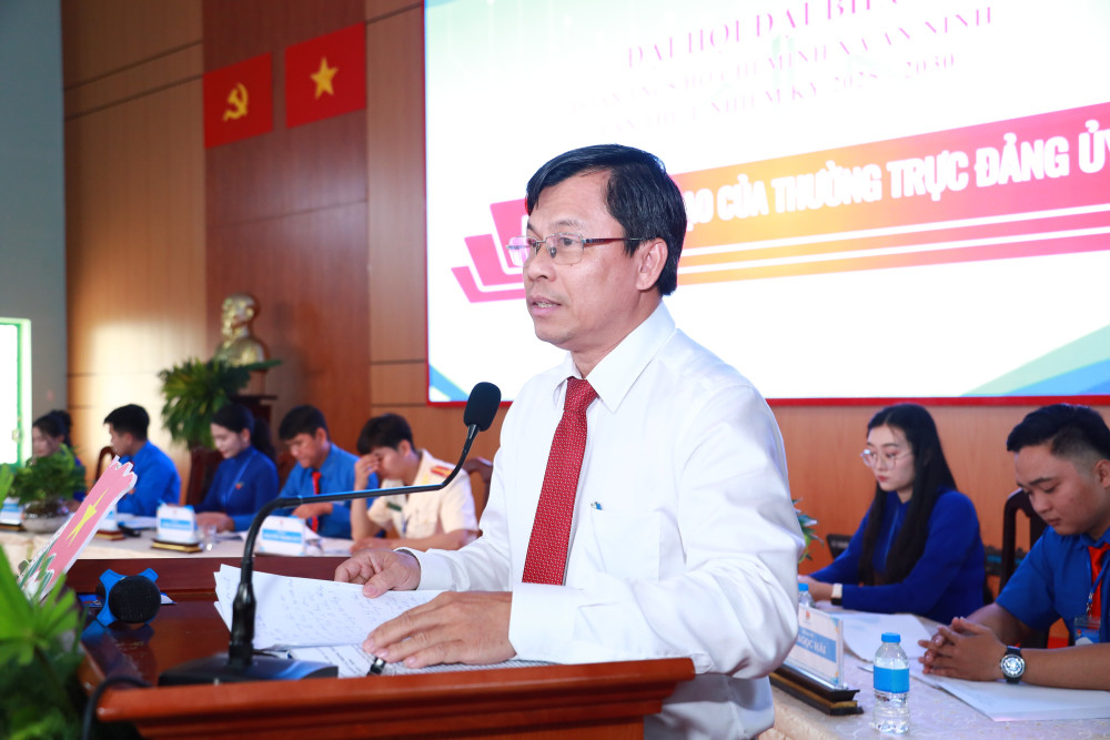 Bí thư Đảng ủy xã Lê Trường Chinh phát biểu tại Đại hội