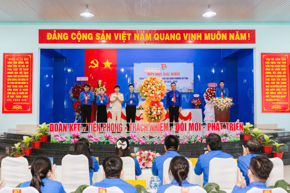 Đại diện lãnh đạo Tỉnh Đoàn tặng hoa chúc mừng Đại hội