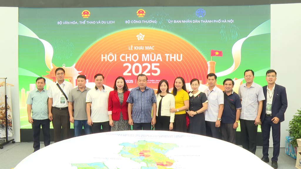 Phó Bí thư Tỉnh ủy, Trưởng đoàn đại biểu Quốc hội tỉnh Tây Ninh Phạm Hùng Thái cùng đoàn công tác tham quan khu trưng bày của tỉnh tại Hội chợ mùa Thu 2025