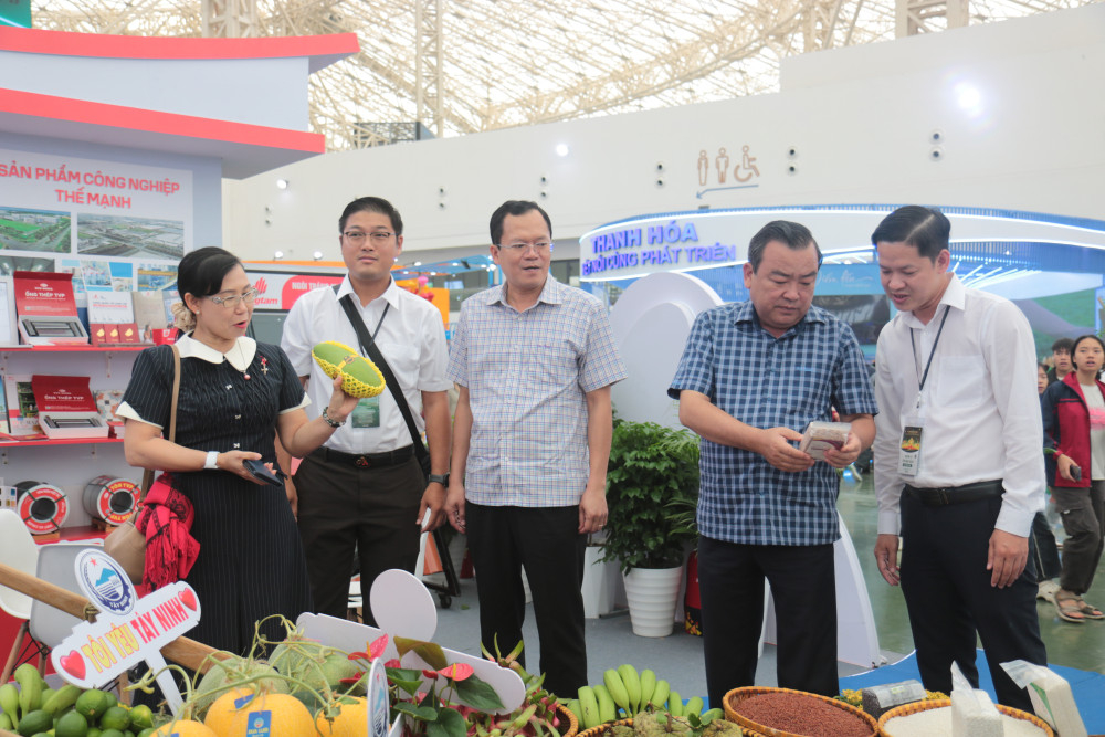 Đoàn công tác tham quan không gian trưng bày của tỉnh tại Hội chợ mùa Thu 2025