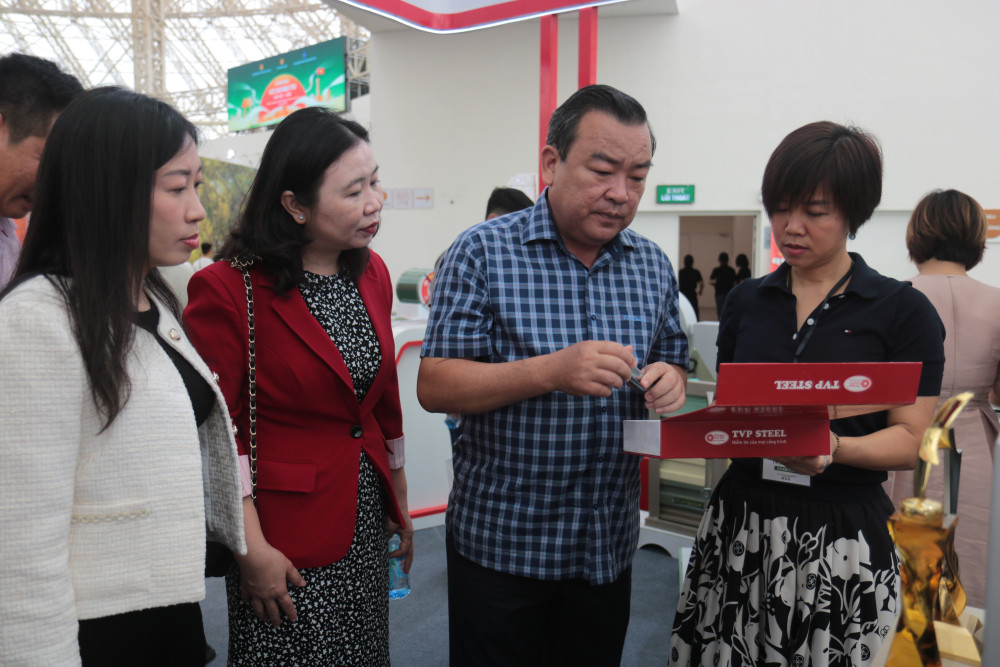 Đoàn công tác tham quan các gian hàng của doanh nghiệp tỉnh Tây Ninh tại Hội chợ mùa Thu năm 2025