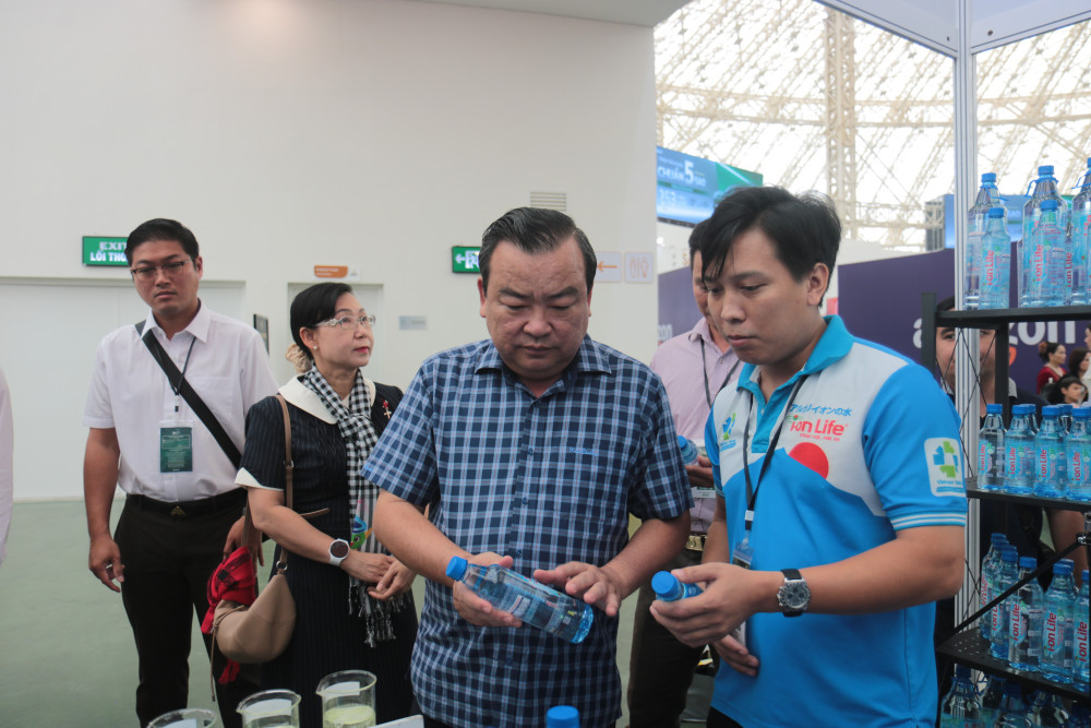 Đại diện doanh nghiệp Tây Ninh giới thiệu sản phẩm đặc trưng đến đoàn công tác
