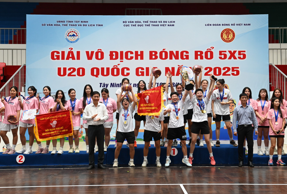 Ban Tổ chức trao thưởng cho các đội nữ đạt thành tích cao