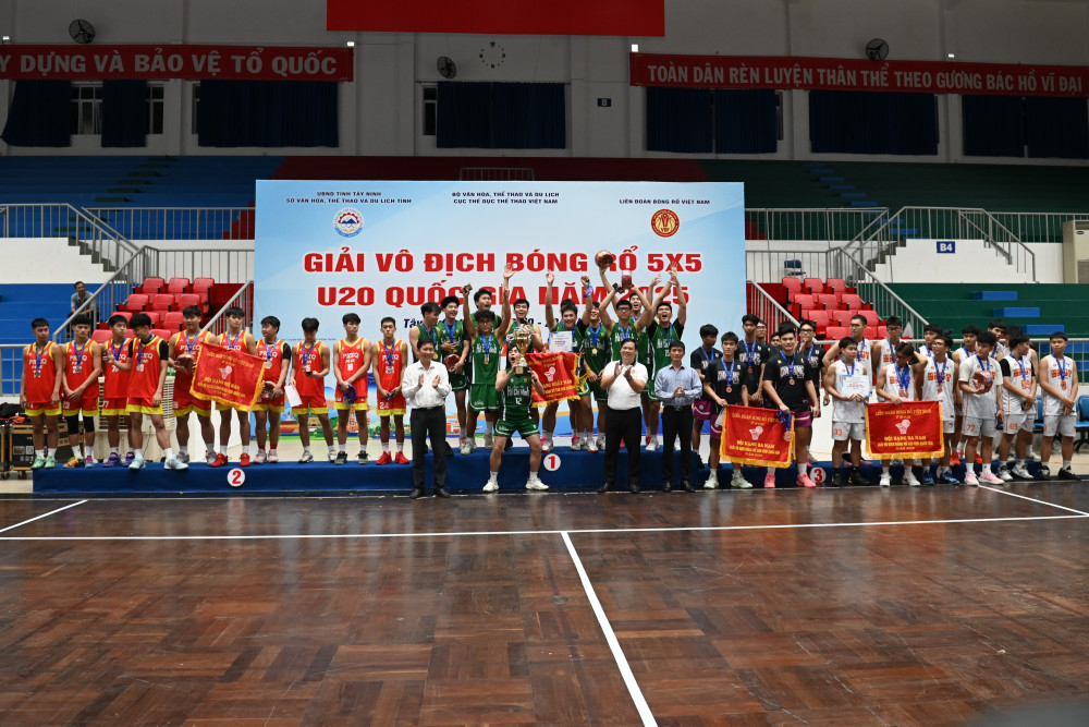 Ban Tổ chức trao thưởng cho các đội nam đạt thành tích cao