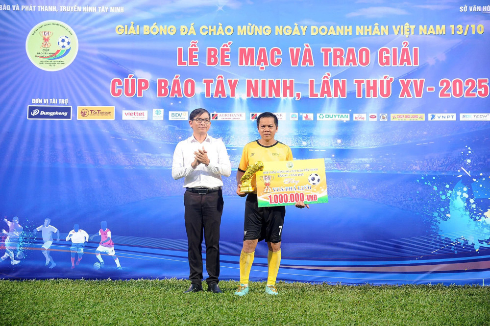 Tổng Biên tập Báo và phát thanh, truyền hình Tây Ninh Lê Hồng Phước trao giải Vua phá lưới