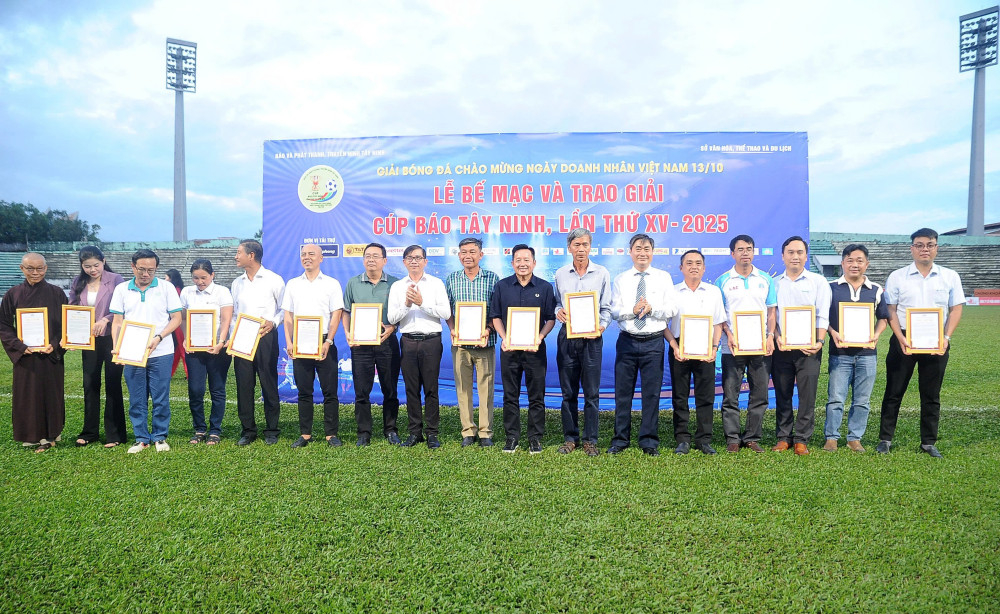 Ban Tổ chức tri ân các nhà tài trợ cho giải