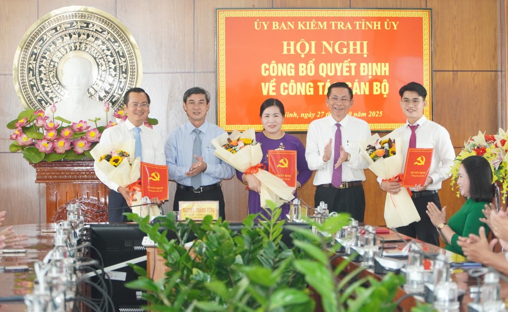 Ủy viên Ban Thường vụ Tỉnh ủy, Chủ nhiệm Ủy ban Kiểm tra Tỉnh ủy Nguyễn Thành Vững (thứ 2, từ phải qua) và Phó Chủ nhiệm Thường trực Ủy ban Kiểm tra Tỉnh ủy Trương Văn Hoàn trao quyết định cho các cán bộ nhận nhiệm vụ mới