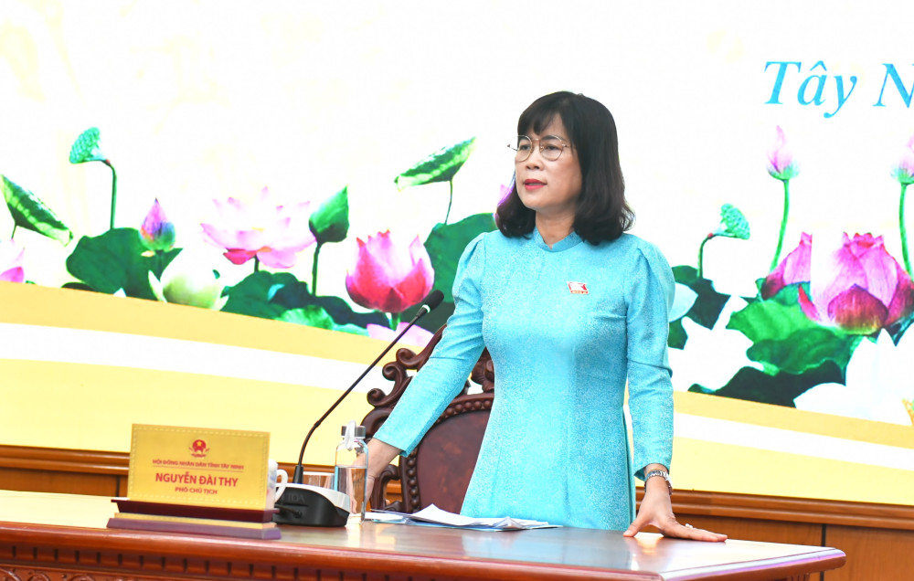 Ủy viên Ban Thường vụ Tỉnh ủy, Phó Chủ tịch Thường trực HĐND tỉnh Nguyễn Đài Thy thông qua chương trình kỳ họp