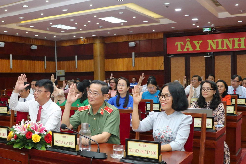 Đại biểu biểu quyết thông qua Nghị quyết kỳ họp