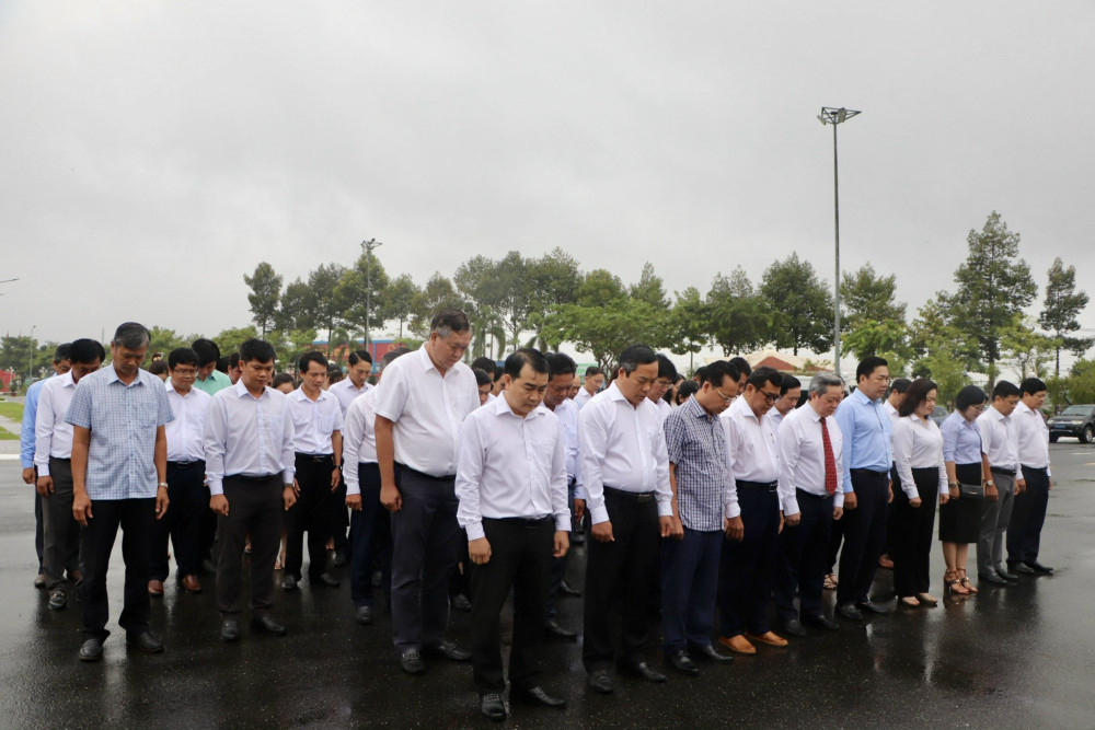 Đại biểu dành một phút mặc niệm tưởng nhớ đến công lao của các anh hùng liệt sĩ