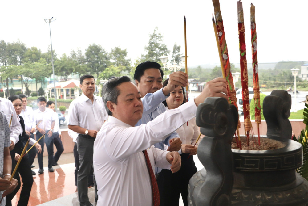 Các đại biểu dâng hương tại Đài tưởng niệm Anh hùng liệt sĩ tỉnh Tây Ninh