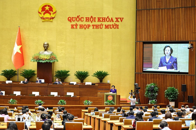 Bộ trưởng Bộ Nội vụ Phạm Thị Thanh Trà trình bày Tờ trình dự án Luật Viên chức (sửa đổi) hôm 22/10. (Ảnh: Minh Đức/TTXVN)