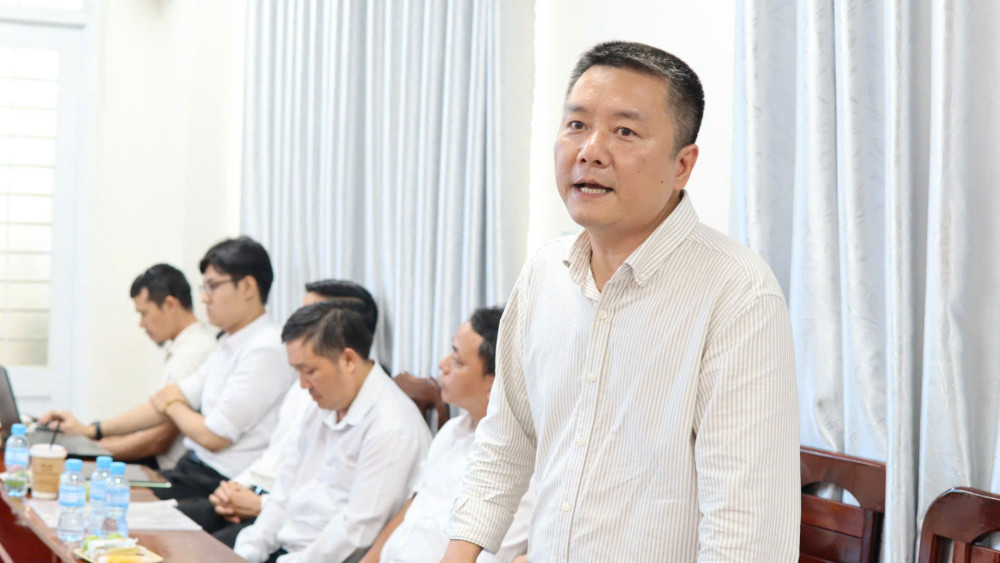 Đại diện đơn vị tư vấn quy hoạch chung đô thị Long Hựu phát biểu tại cuộc họp