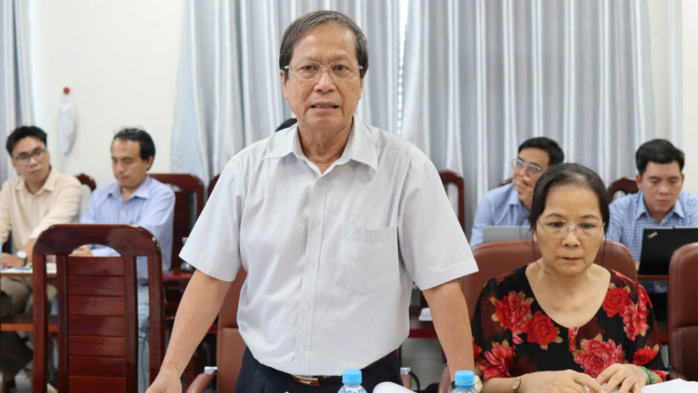 Thành viên Hội đồng thẩm định phát biểu ý kiến tại cuộc họp