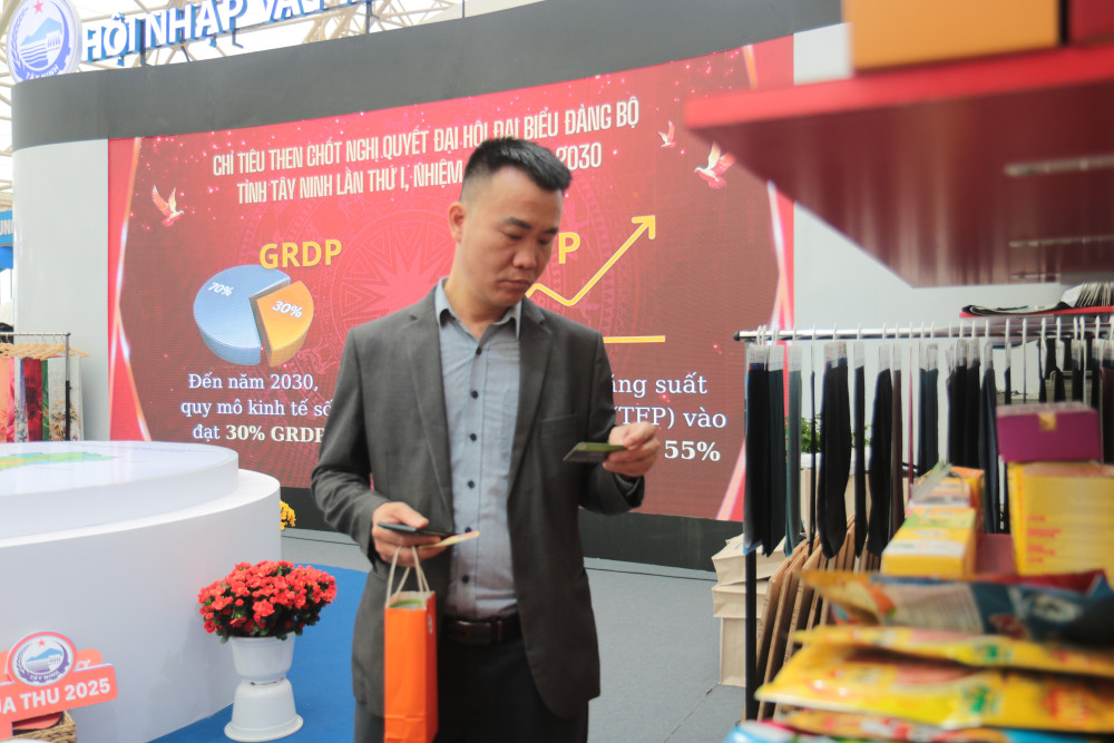 Đối tác thương mại tìm hiểu sản phẩm của Tây Ninh