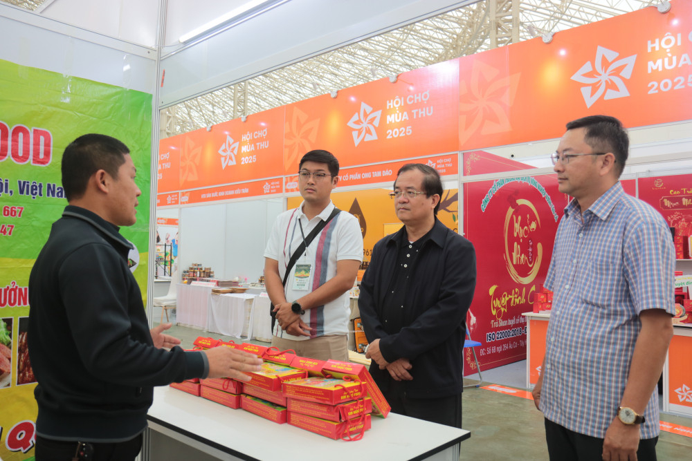 Đoàn lãnh đạo tỉnh Tây Ninh lắng nghe đại diện doanh nghiệp chia sẻ tại Hội chợ mùa Thu năm 2025