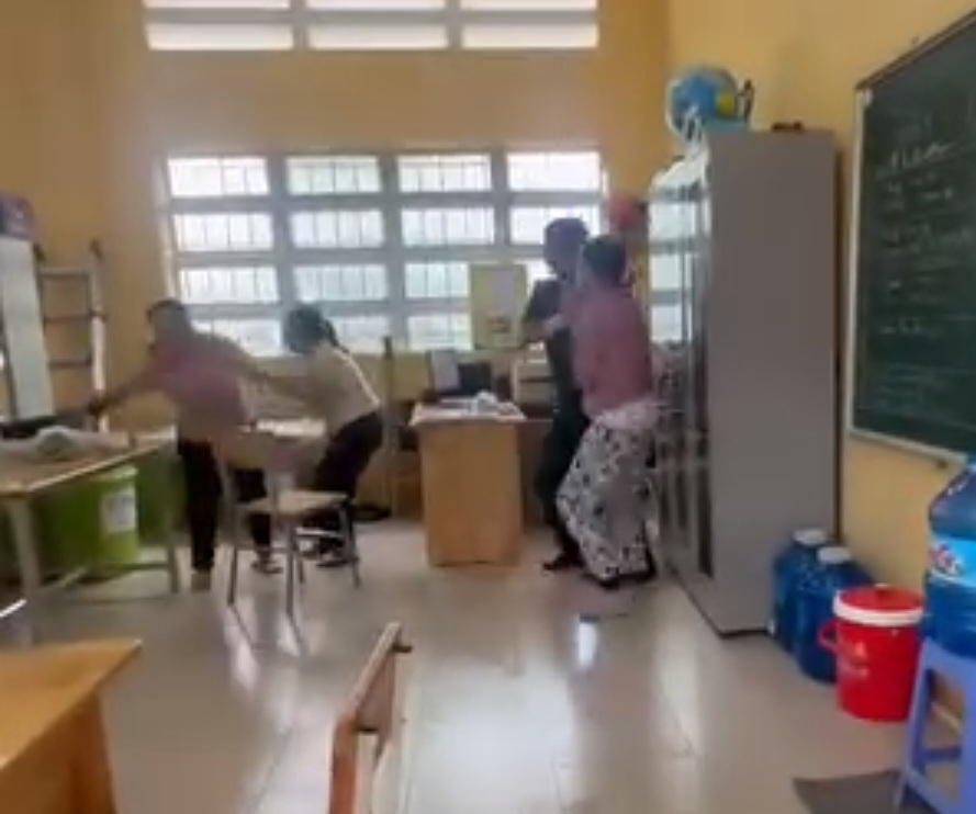Hình ảnh thầy giáo bị vây đánh ngay ở bục giảng (ảnh cắt từ clip)