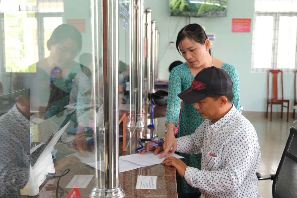 Người dân đến liên hệ giải quyết hồ sơ tại bộ phận Một cửa xã Nhựt Tảo được phục vụ nhanh chóng, tận tình