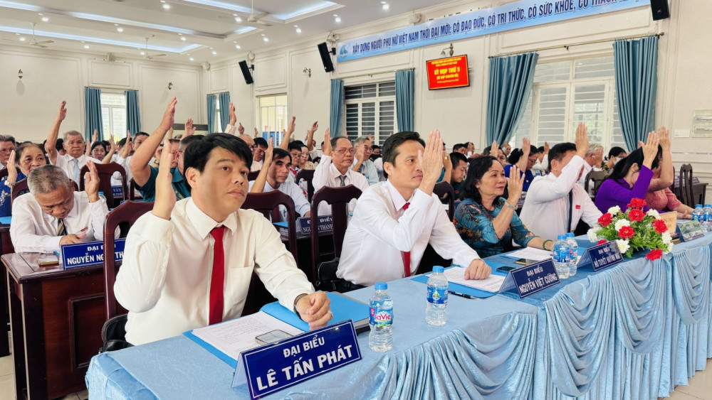 Đại biểu HĐND phường Tân Ninh biểu quyết thông qua các nghị quyết