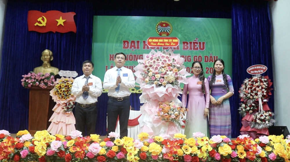 Đại diện Hội Nông dân tỉnh Tây Ninh (thứ 2 từ trái qua) tặng hoa chúc mừng Đại hội