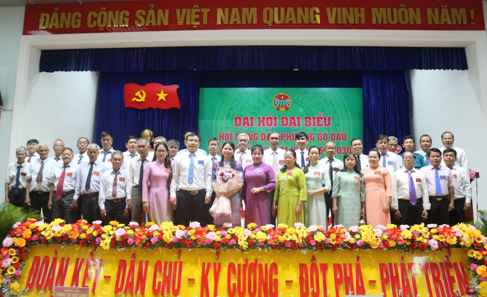 Đại biểu lãnh đạo cùng Ban Chấp hành Hội Nông dân phường Gò Dầu, nhiệm kỳ 2025-2030 tại Đại hội