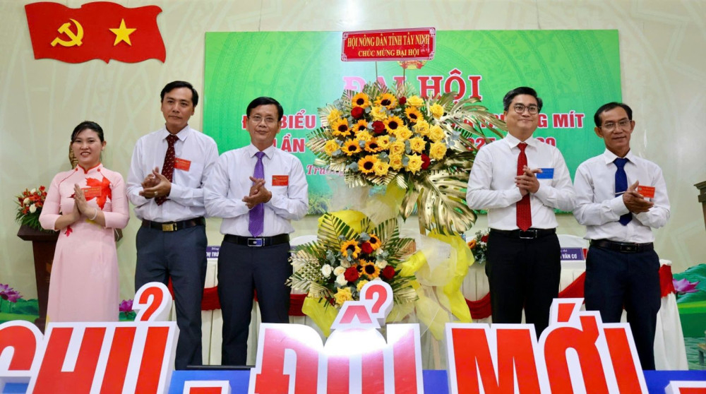 Chủ tịch Hội Nông dân tỉnh Tây Ninh Nguyễn Thanh Tùng (thứ 2 từ phải qua) tặng hoa chúc mừng Đại hội