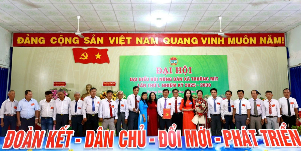 Đại biểu lãnh đạo cùng Ban Chấp hành Hội Nông dân xã Truông Mít khoá I, nhiệm kỳ 2025-2030 tại Đại hội