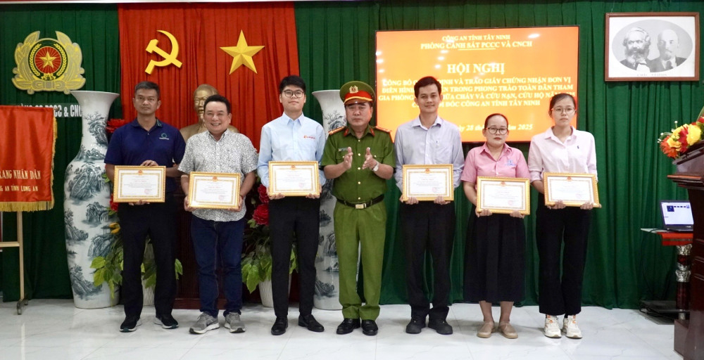 Thượng tá Nguyễn Công Bằng - Trưởng phòng Cảnh sát phòng cháy chữa cháy, cứu nạn cứu hộ trao quyết định cho các cơ sở đạt điển hình tiên tiến