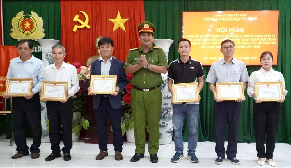 Trung tá Đỗ Châu Thái Duy - Phó Trưởng phòng Cảnh sát phòng cháy chữa cháy, cứu nạn cứu hộ trao quyết định cho các cơ sở đạt điển hình tiên tiến