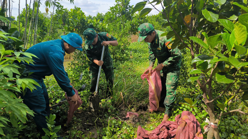 Lực lượng vũ trang hỗ trợ người dân chống lũ