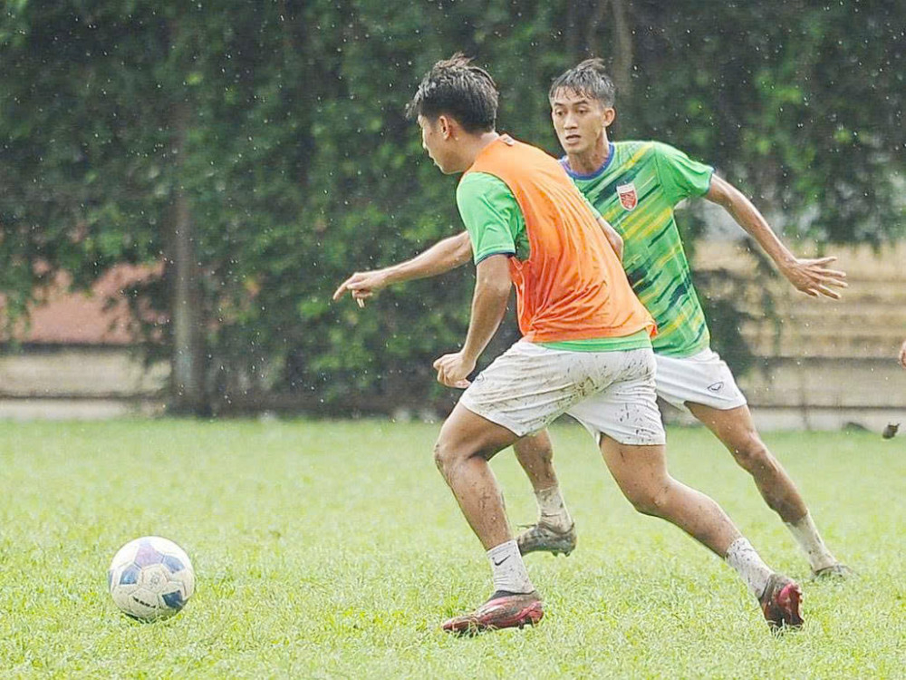 Buổi tập của Câu lạc bộ Long An diễn ra dưới cơn mưa nhẹ