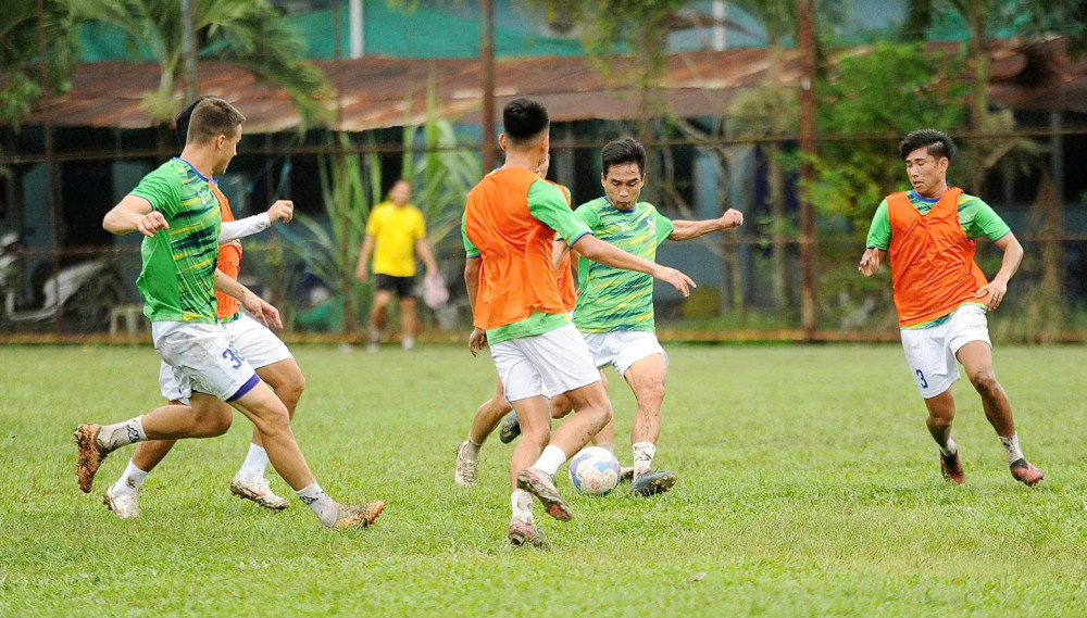 Các cầu thủ tập luyện nghiêm túc với mục tiêu giành ít nhất 1 điểm trên sân khách
