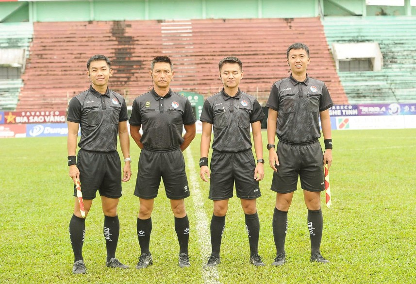 Trọng tài Trần Văn Trọng (thứ 2, từ trái qua) là trọng tài điều hành ở giải V.League và Giải hạng Nhất Quốc gia