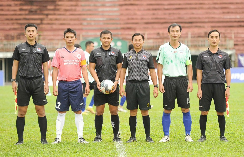 Tổ trọng tài chụp ảnh cùng đội trưởng 2 đội trước trận
