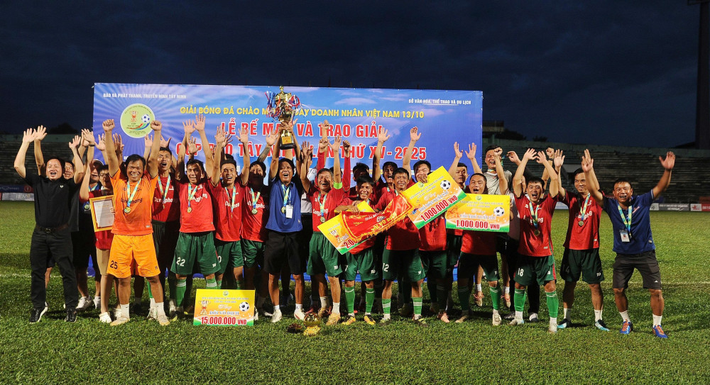 Dũng Phong FC bảo vệ thành công ngôi vương