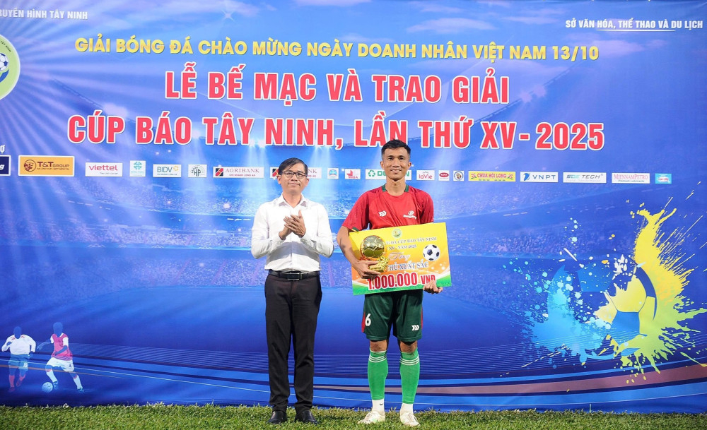 Tổng Biên tập Báo và phát thanh, truyền hình Tây Ninh Lê Hồng Phước trao khen thưởng cho Nguyễn Thành Trung – cầu thủ xuất sắc nhất giải