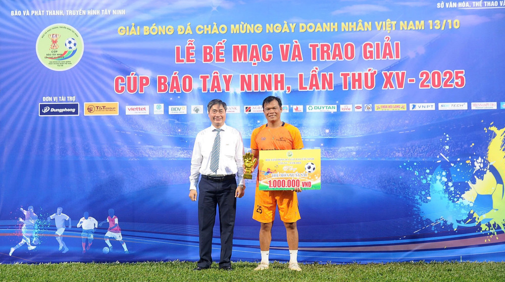 Phó Tổng Biên tập Báo và phát thanh, truyền hình Tây Ninh Châu Hồng Khá trao khen thưởng cho Nguyễn Tiến Anh – thủ môn hay nhất giải