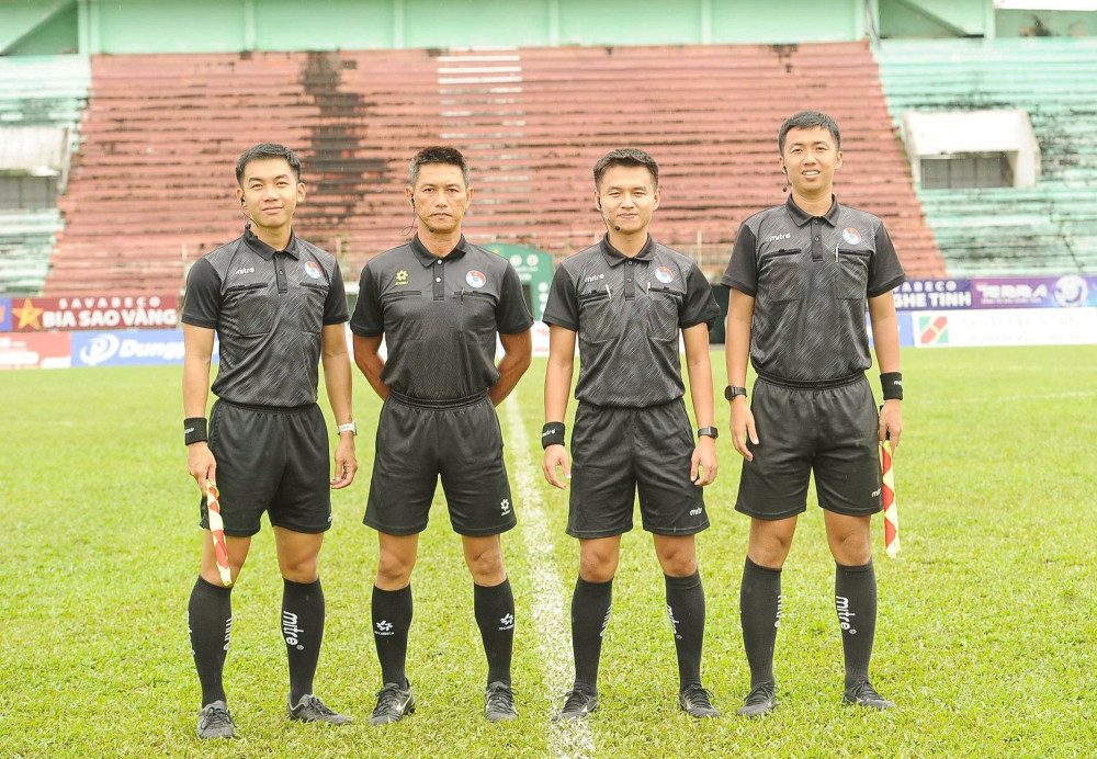 Tổ trọng tài làm nhiệm vụ trong trận đấu