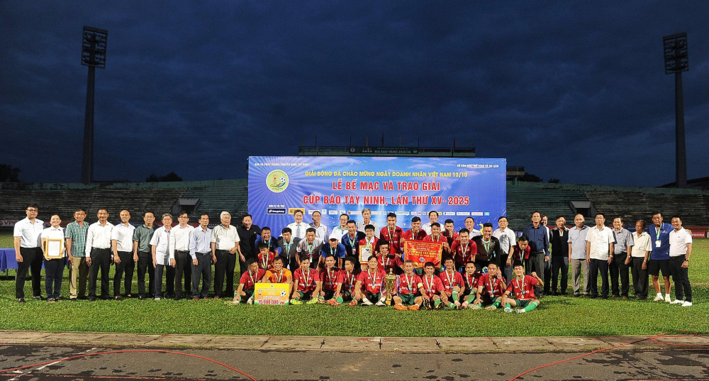 Dũng Phong FC chụp ảnh cùng đại biểu, Ban Tổ chức giải cùng các nhà tài trợ