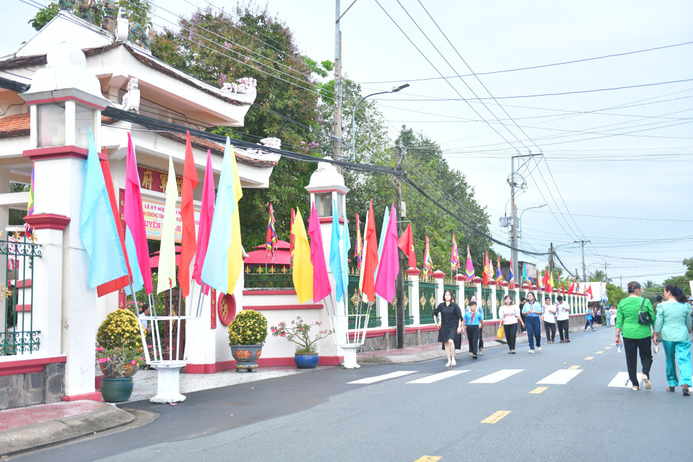 Hằng năm, trong 3 ngày (mùng 7, 8 và 9 tháng 9 âm lịch), Nhân dân trong và ngoài tỉnh tề tựu về phường Khánh Hậu cùng gia tộc Nguyễn Huỳnh làm lễ cúng giỗ Quận công Nguyễn Huỳnh Đức thể hiện lòng tôn kính với Đức Quận Công. Đây cũng là truyền thống được kế tục và duy trì từ năm 1819 đến nay