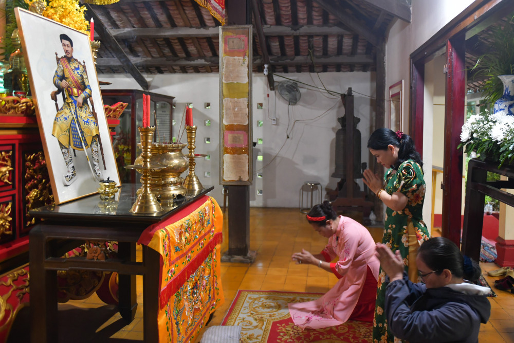 Quận công Nguyễn Huỳnh Đức sinh năm 1748, tại làng Tường Khánh, huyện Kiến Hưng, nay là phường Khánh Hậu, tỉnh Tây Ninh, trong gia đình có truyền thống ba đời võ nghiệp. Ông tên thật là Huỳnh Tường Đức, sau thường được gọi theo quốc tính vua ban là Nguyễn Huỳnh Đức. Năm 1782, ông được phong chức Tiền quân; năm 1799, ông được thăng chức Chưởng quản Hữu quân dinh và đến năm 1802, Nguyễn Phúc Ánh lên ngôi vua, lấy hiệu là Gia Long, Nguyễn Huỳnh Đức được phong Quận công