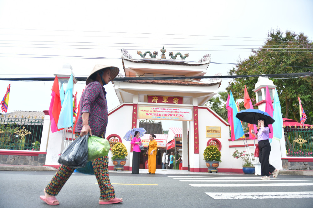 Theo sử sách ghi lại, ông là người nghĩa khí, võ nghệ cao cường, được mọi người gọi là hổ tướng. Gia đình Quận công Nguyễn Huỳnh Đức là một trong số những người đầu tiên khai phá vùng giồng Cái Én và có nhiều công lao khai cơ mở đất. Ngày 9/9 năm Kỷ Mão (tức 27/10/1819), ông mất khi đang tại chức, thọ 71 tuổi. Đến năm Minh Mạng thứ 12 (1831), ông được truy tặng là Kiến Xương Quận công. Lăng Quận công Nguyễn Huỳnh Đức được xây dựng vào năm 1817, là một trong những kiến trúc lăng mộ cổ nhất trên địa bàn tỉnh còn tồn tại gần như nguyên vẹn với nhiều giá trị văn hóa, nghệ thuật. Năm 1993, di tích nghệ thuật Lăng mộ và đền thờ Nguyễn Huỳnh Đức được xếp hạng là di tích quốc gia