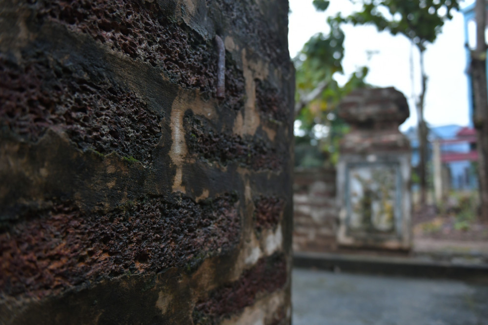 Lăng mộ Quận công Nguyễn Huỳnh Đức được xây dựng năm 1817 (trước khi ông mất) và vẫn tồn tại gần như nguyên vẹn cho đến ngày nay. Chất liệu xây dựng chính là đá ong và vữa tam hợp