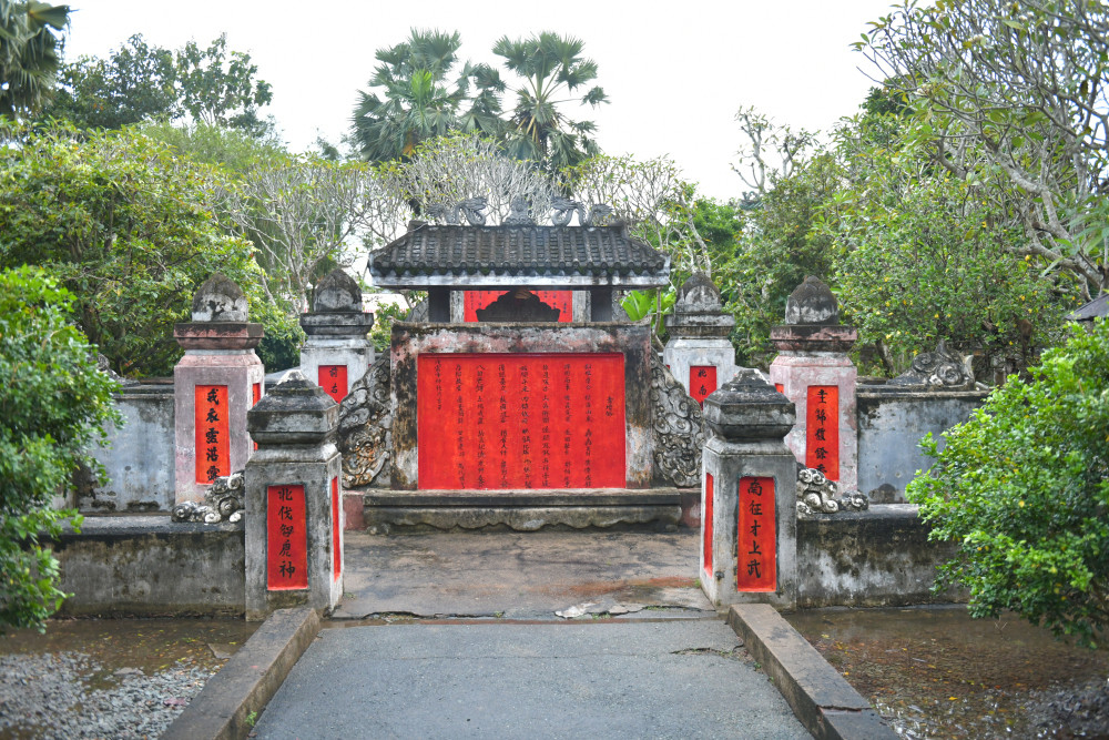Lăng nhìn chính hướng Nam, mặt bằng kiến trúc hình chữ nhật, thuộc loại hình đơn táng, chiều rộng 8,7m, chiều dài 12m