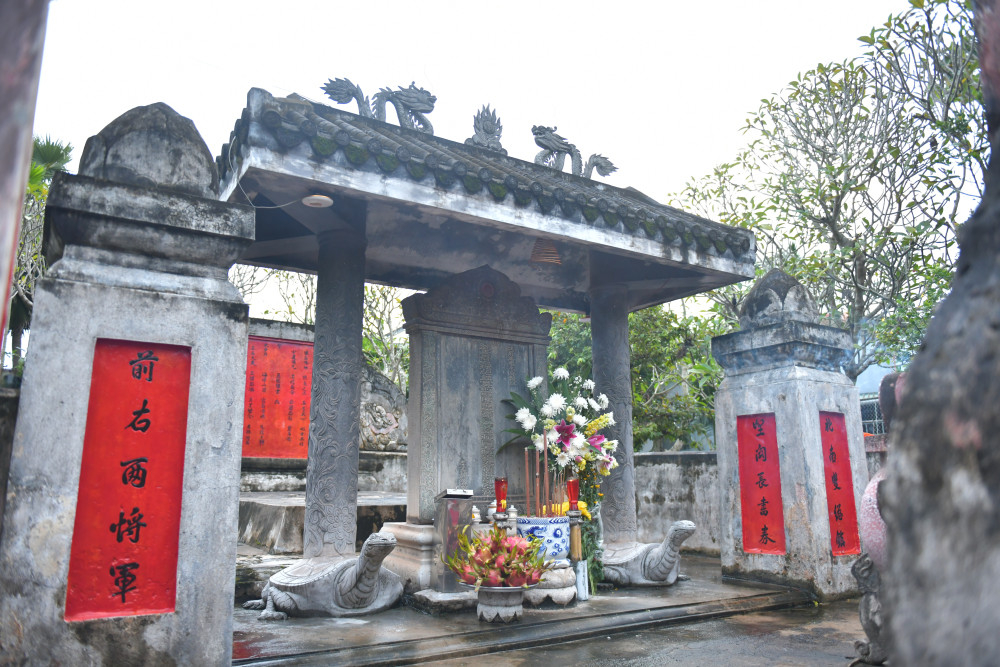 Bia mộ Quận công Nguyễn Huỳnh Đức được tạc bằng đá Non Nước Ngũ Hành Sơn cao 1,55m, rộng 0,9m, dày 0,16m, chạm nổi hoa văn tinh xảo hình mặt trời, hoa lá hóa rồng ở hai bên trán bia; diềm bia trang trí chạm nổi hình hoa cúc dây, hoa mai. Trung tâm bia mộ đề quốc hiệu, mộ của Khâm sai Gia Định thành Tổng trấn, Chưởng Tiền quân, tặng thời Trung Dực vận công thần, Phụ quốc thượng tướng quân, Thượng trụ quốc, Thái phó Nguyễn Huỳnh tước Quận công. Bia được lập vào tháng 11 năm Kỷ Mão (1819)