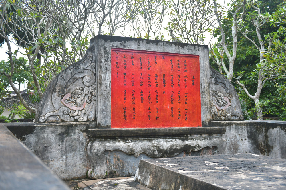 Phía sau bia là nơi chôn cất thi hài Nguyễn Huỳnh Đức với một nấm mộ phẳng dài 3,4m, rộng 2,7m, cao 0,3m. Sau nấm mộ là Bình phong hậu khép lại kiến trúc lăng mộ. Trên bức bình phong hậu có bài minh văn tương truyền nội dung minh văn do chính vua Gia Long ngự phê để ghi nhớ công lao của một đại thần từng là người bảo toàn tính mạng cho vua và sự trung hưng của triều Nguyễn