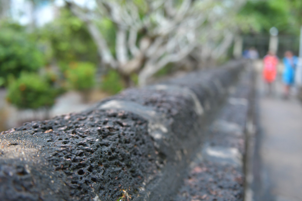 Khu vực tường bao lăng mộ được xây dựng bằng đá ong mang nét cổ kính